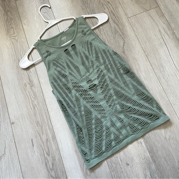 ALO Yoga Green Distressed Tank Top - Picture 1 of 4